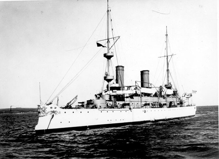  Tuần dương hạm bảo vệ USS Olympia (C-6) phục vụ trong Hải quân Mỹ từ năm 1895 tới 1922. Nó trở nên nổi tiếng khi đóng vai trò soái hạm tham gia trận hải chiến ở vịnh Manila trong khuôn khổ chiến tranh Tây Ban Nha - Mỹ năm 1898. Trong trận đánh này, chỉ trong vòng vài giờ, với sự tham gia của USS Olympia (C-6), Hải quân Mỹ đã đánh bại hải đoàn Tây Ban Nha dưới quyền của đô đốc Patricio Montojo y Pasarón.